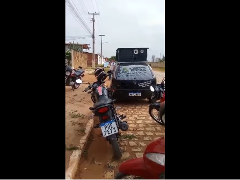 VÍDEO: Funcionários de motel fazem greve e protesto com carro de som em Mossoró