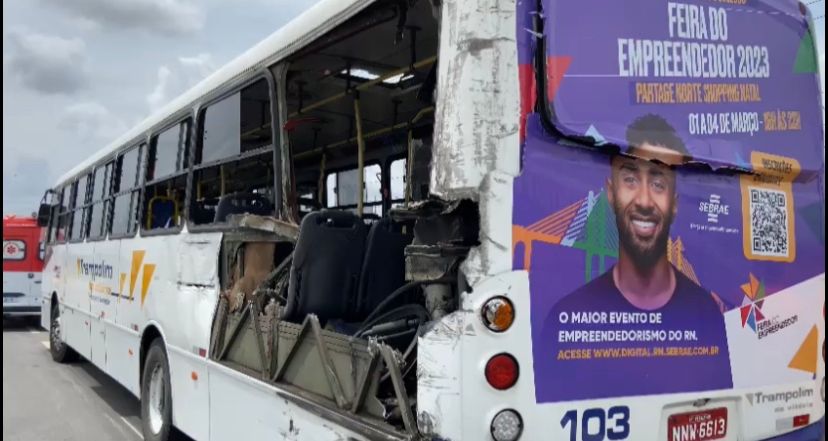 VÍDEO: Acidente envolvendo ônibus e carreta na BR-304 em Macaíba deixa três pessoas feridas
