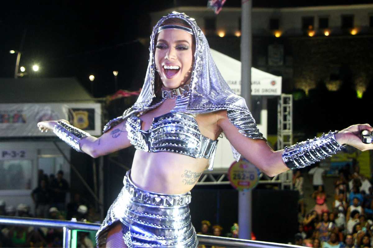 [VÍDEO] Anitta denuncia roubo de cima do seu trio em Salvador: “Pega ele!”