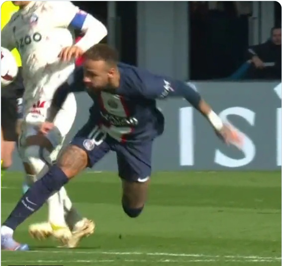VÍDEO: Neymar machuca o tornozelo em jogo do PSG e sai de campo chorando