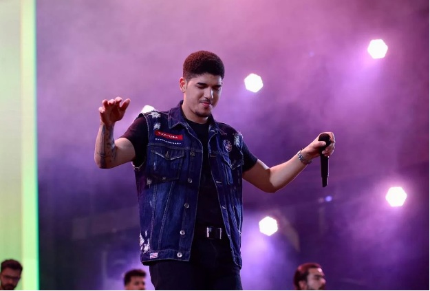 VÍDEO: Show de Zé Vaqueiro é interrompido após tiros