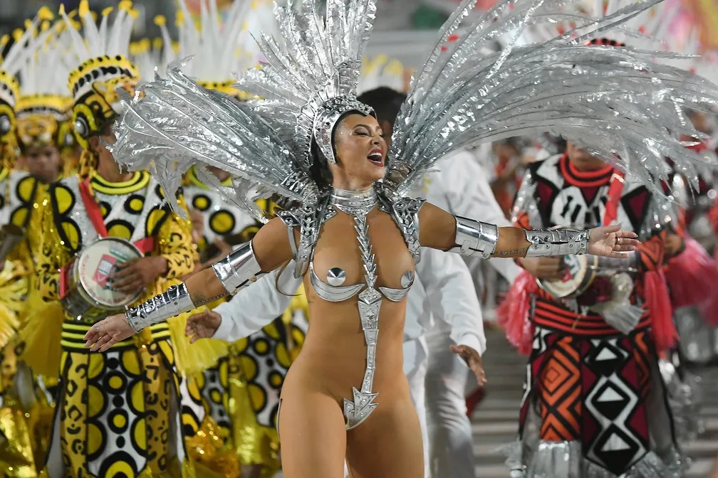 Garfo, refúgio, rasgo no bumbum, cervejinha e beijos: como foi o show de Paolla Oliveira na Grande Rio