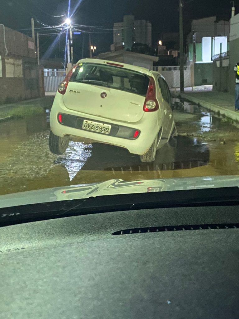 Carro é parcialmente engolido por cratera em Ponta Negra