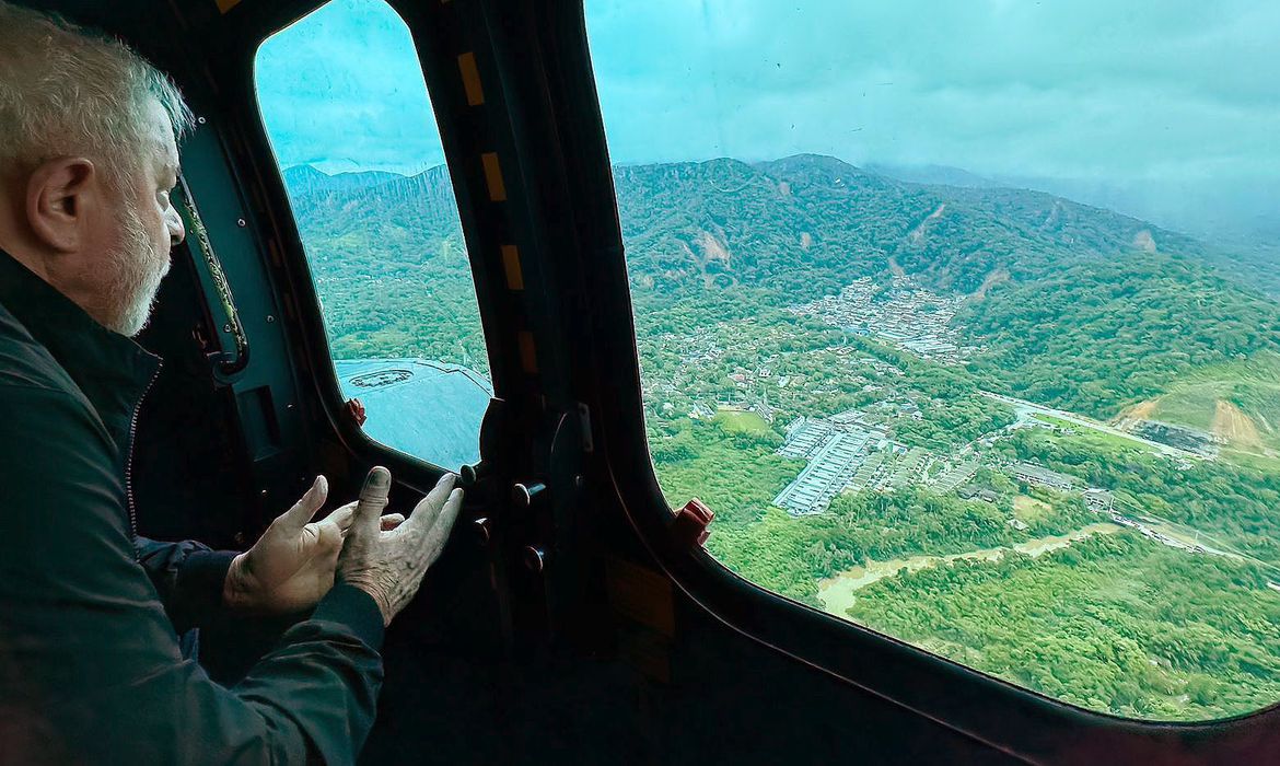 Lula retorna à Bahia depois de visita ao litoral de SP atingido por fortes chuvas
