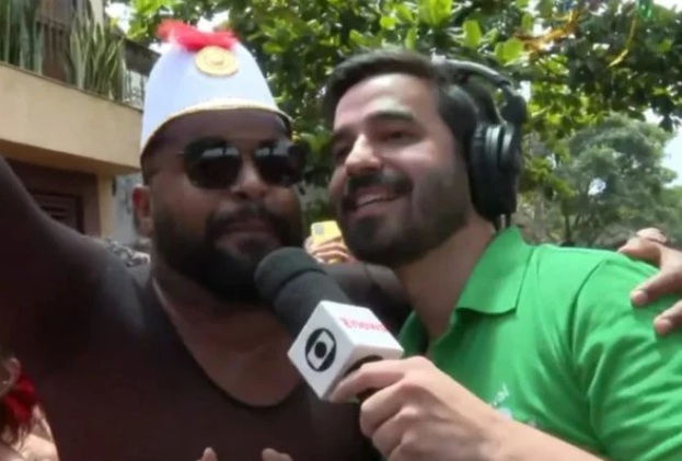 Virou moda: Repórter leva cantada de folião durante entrevista ao vivo