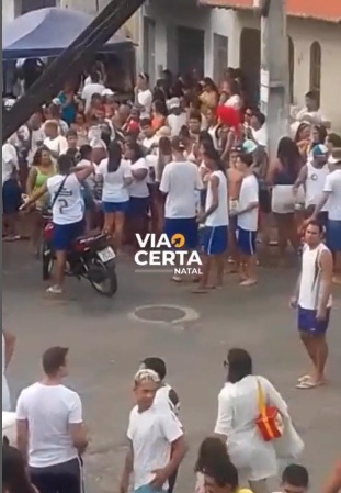 VÍDEO: Bairro das Rocas tem nova edição do polêmico "Bloco dos Detentos"