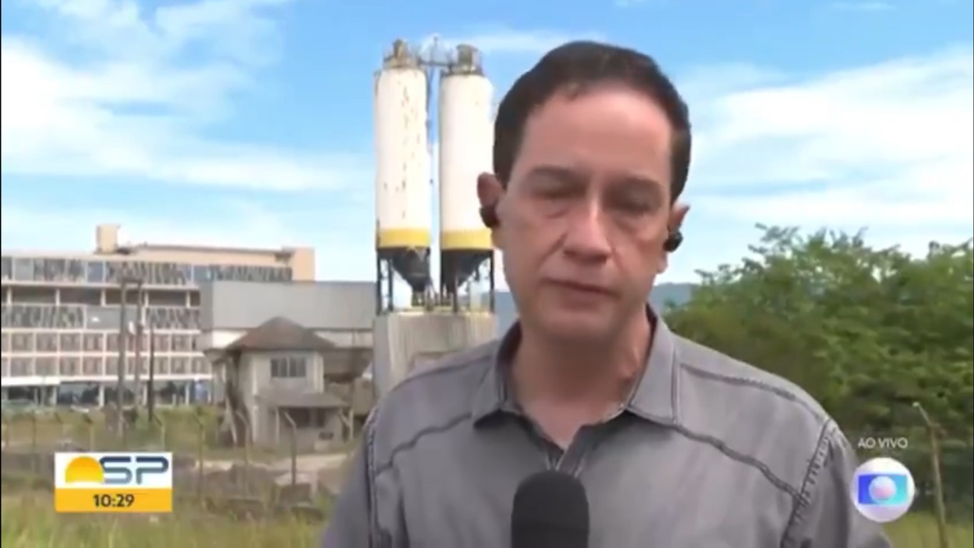 [VÍDEO] Repórter da Globo chora ao relatar ganância em tragédia do litoral de SP: 'R$ 93 um litro d'água'