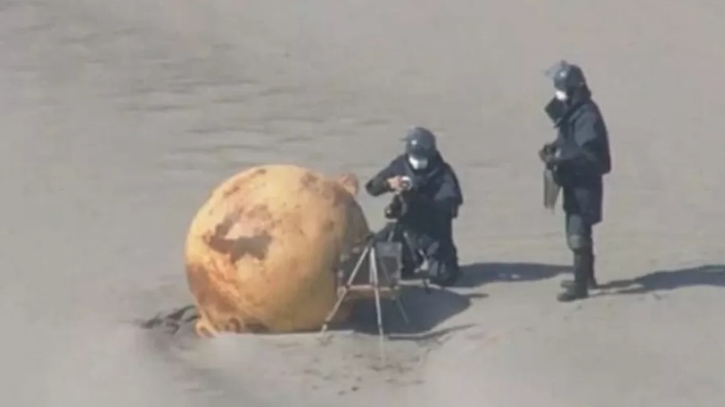 Bola de metal misteriosa com 1,5 metro é encontrada em praia no Japão