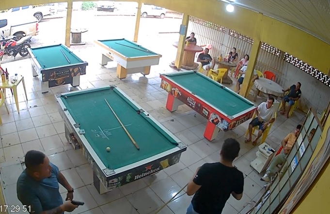 VÍDEO: Imagens mostram momento em que dupla mata seis pessoas em bar após perder jogo de sinuca