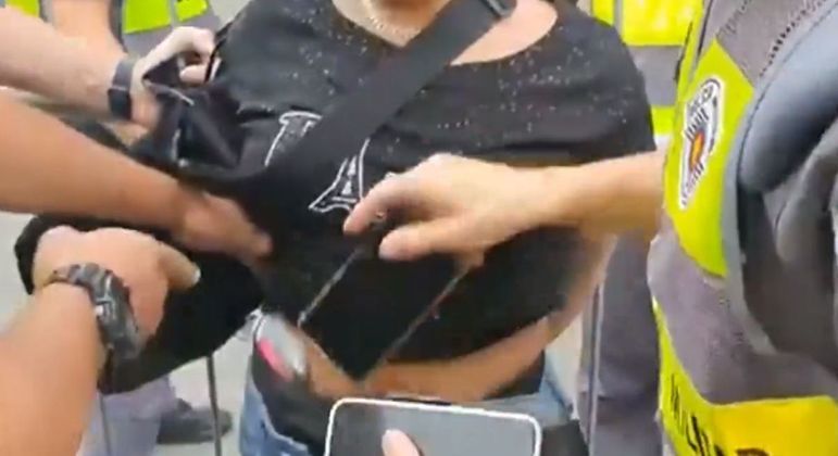 Mulher é presa em bloco de Carnaval com 13 celulares dentro da calça e debocha da situação