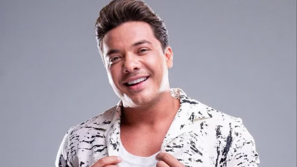 VÍDEO: Wesley Safadão é atingido no rosto por celular de fã durante show