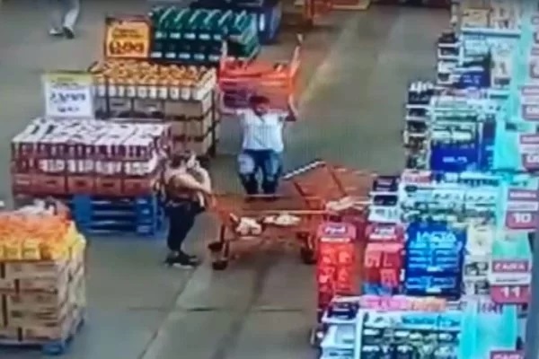 CENAS FORTES: Homem levanta carrinho de compras e arremessa contra cabeça de mulher