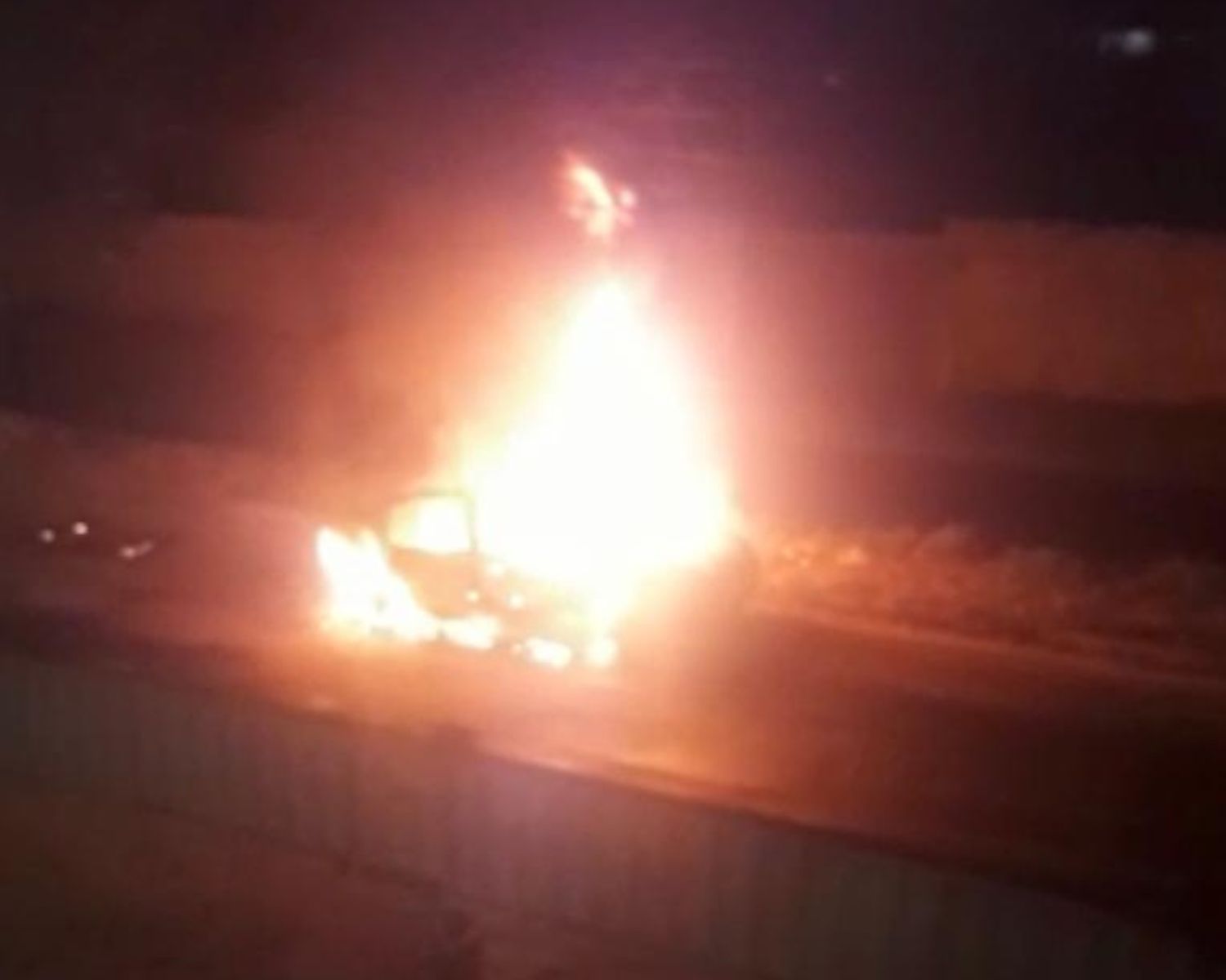 Carro é destruído por incêndio na zona Norte de Natal e proprietários são levados para UPA