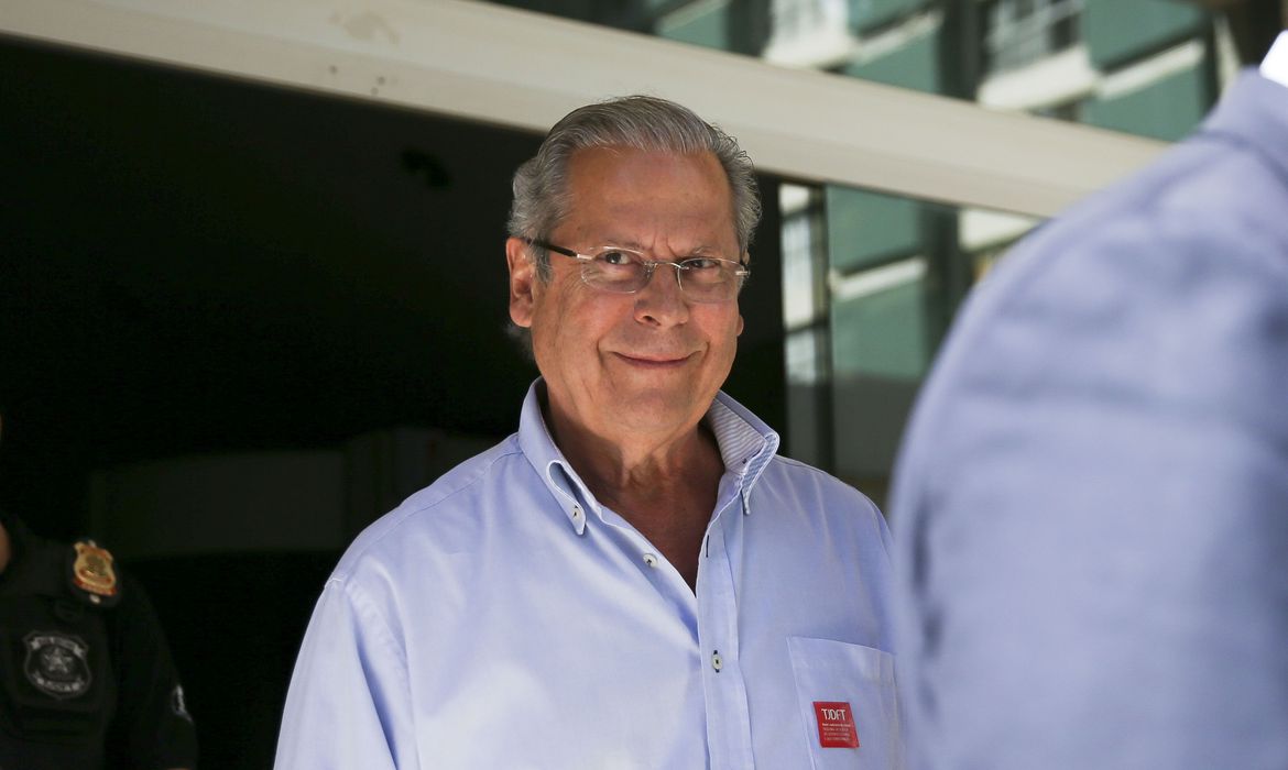 Ex-ministro José Dirceu é internado em Brasília