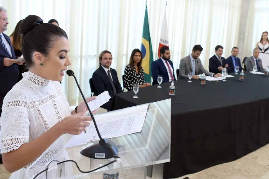 Deputada mais jovem do país toma posse um dia após completar 21 anos: 'defenderei as bandeiras e os valores cristãos'
