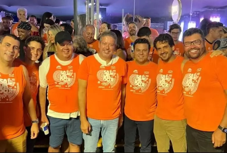 Presidente da Câmara retorna de carnaval em Salvador em voo da FAB