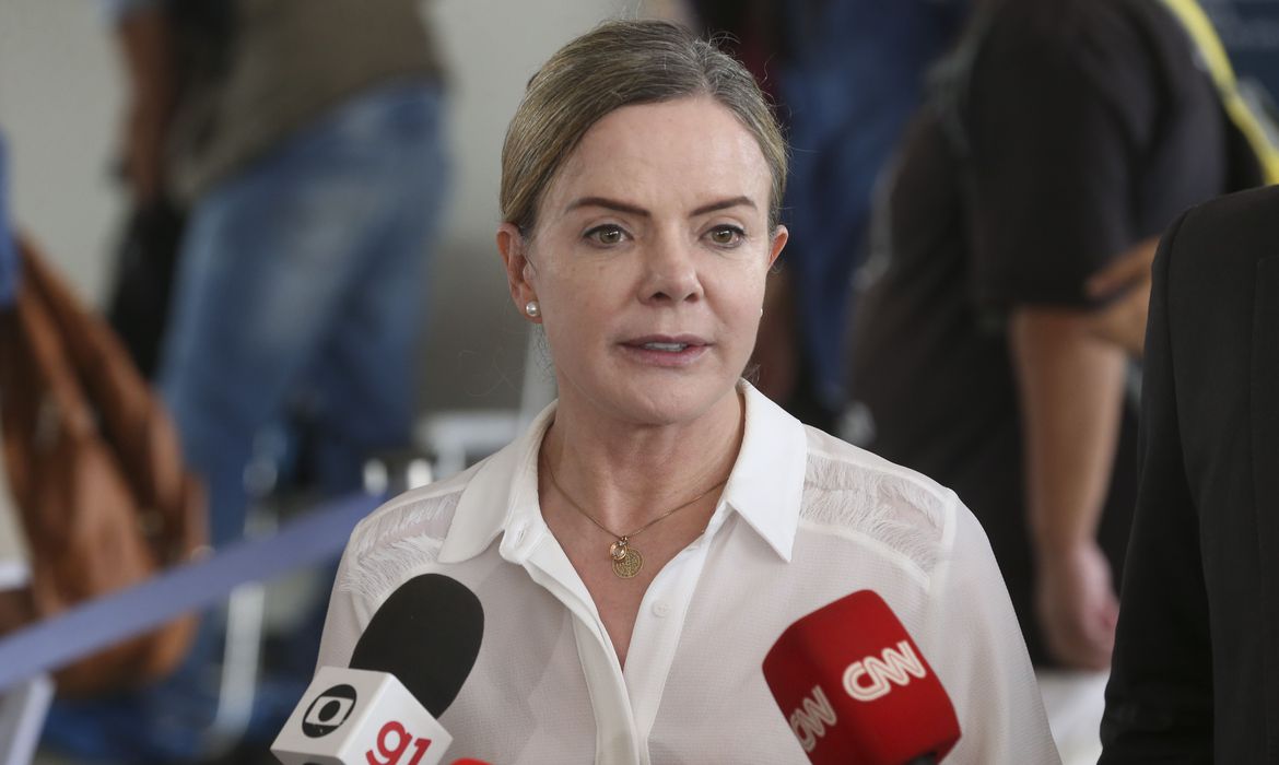 Gleisi diz que reoneração de combustíveis é ‘descumprir compromisso de campanha’