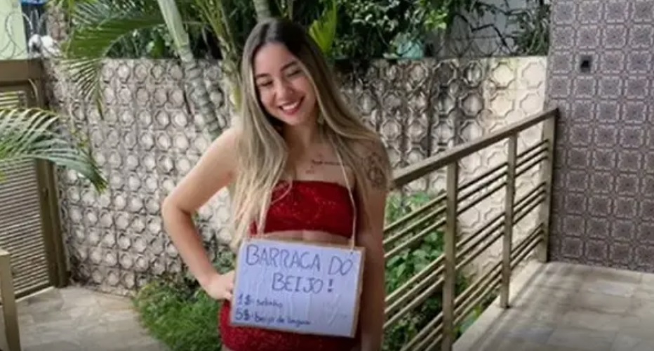 Foliã cobra R$ 5 por beijo e perde a conta de quanto ganhou no Carnaval