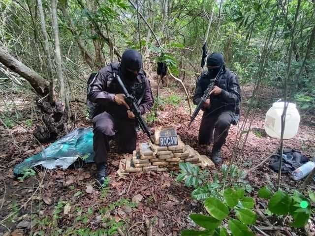 PM apreende 30 kg de droga enterrada em terreno baldio na Vila de Ponta Negra
