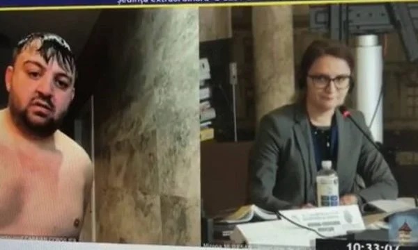 VÍDEO: Vereador é flagrado tomando banho durante videoconferência