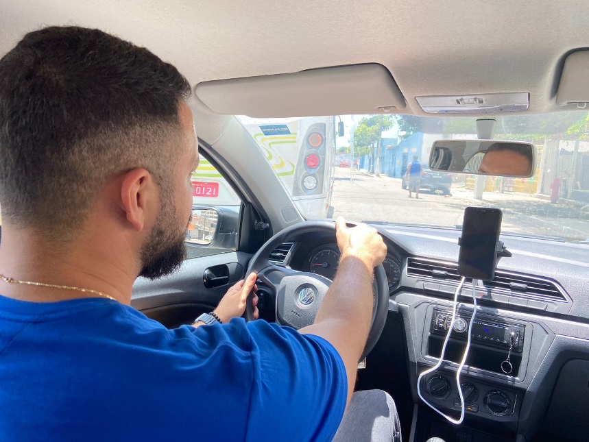 STTU inicia adesivagem de veículos por aplicativos que usam a Av. Felizardo Moura