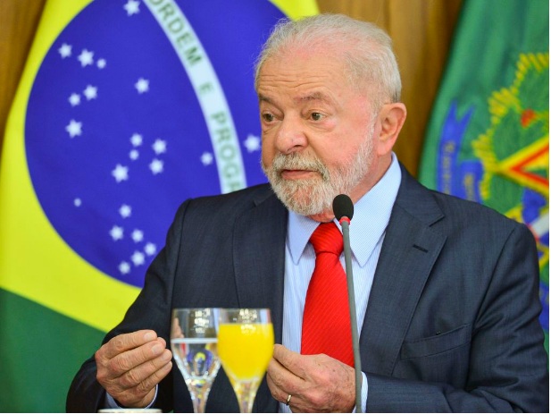 Governo Lula decide voltar com 75% de tributos sobre gasolina e mudar distribuição de dividendos da Petrobras