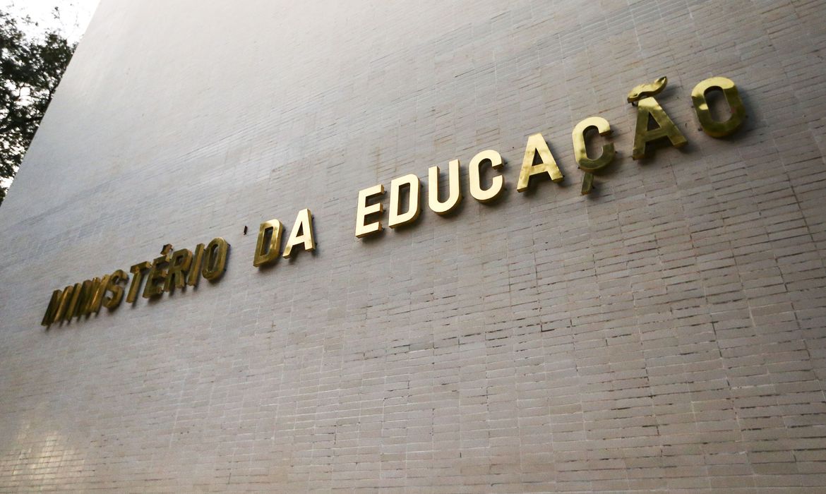 Governo Lula descarta revogar reforma do ensino médio, mas quer rever falhas