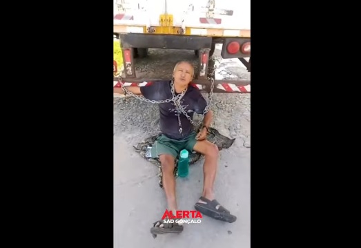 VÍDEO: Homem se acorrenta em caminhão para protestar contra buracos em município da Grande Natal