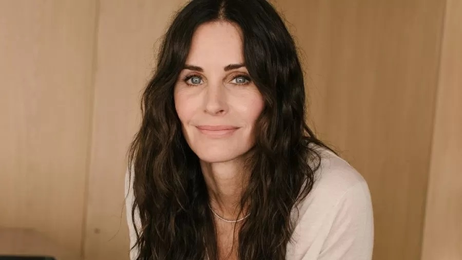 Atriz de Friends confirma que Príncipe Harry dormiu em sua casa
