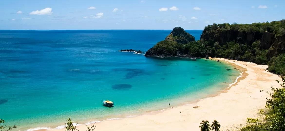 Praia brasileira é eleita a melhor do mundo por turistas; veja as top 25