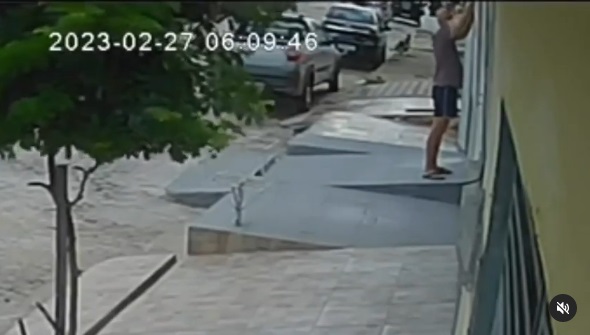 VÍDEO: Duplas faz sequência de assaltos a moradores e motoristas em rua do Alecrim 