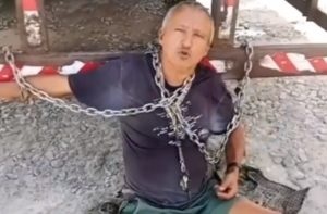 VÍDEO: Após quase 24 horas de protesto, prefeito de São Gonçalo finalmente fala com homem acorrentado a caminhão