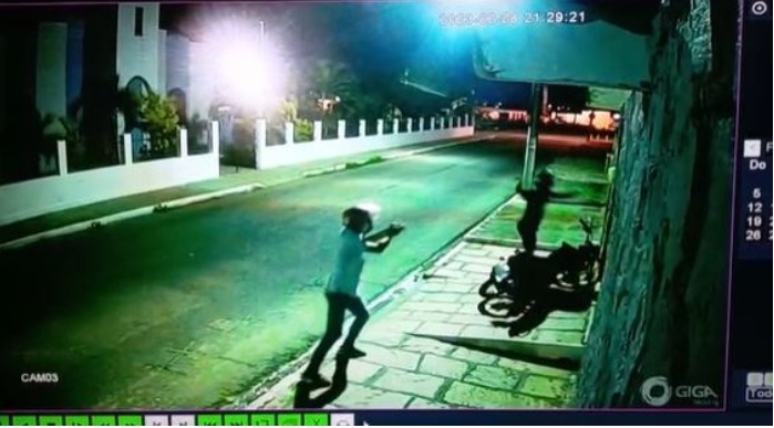 VÍDEO: Motociclista por aplicativo bate em porta de casa para se livrar de assalto em Natal