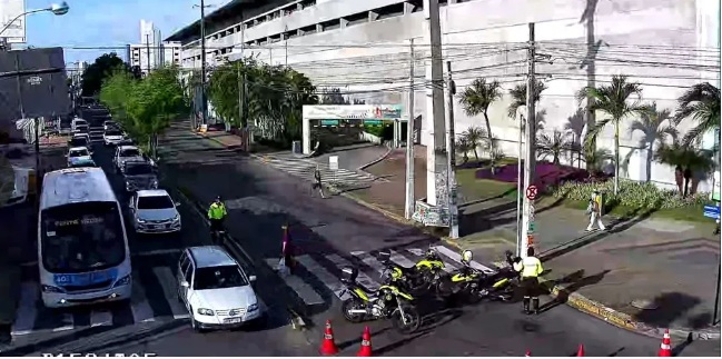 Trecho da Avenida Romualdo Galvão, em Natal, é interditado e trânsito é desviado para Prudente de Morais