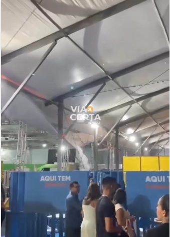 VÍDEO: Parte de estrutura de feira desaba com chuvas e causa correria em Natal