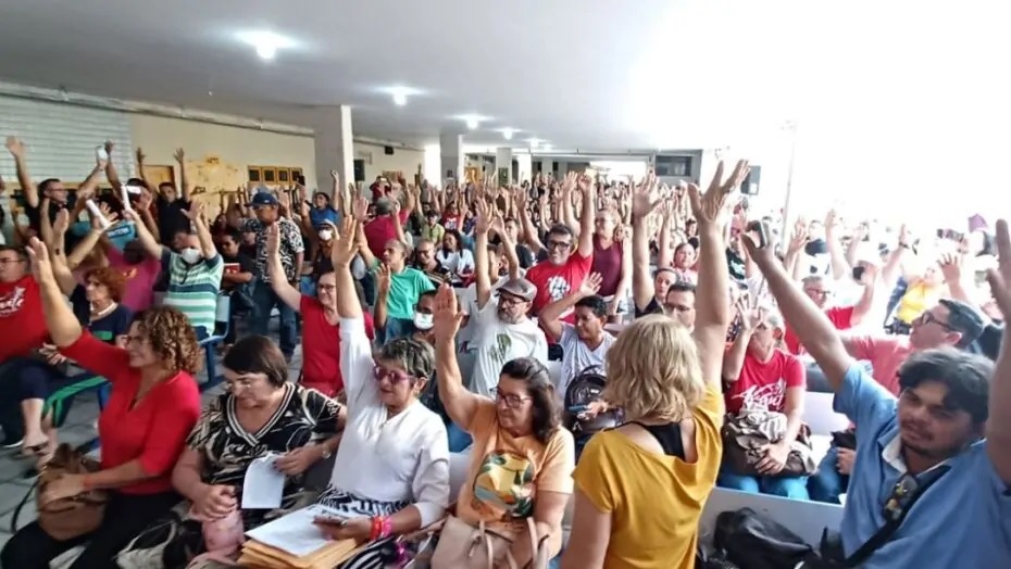 Professores da rede estadual de ensino deflagram greve por tempo indeterminado