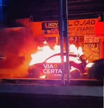 VÍDEO: Carro pega fogo em avenida movimentada na Zona Norte de Natal