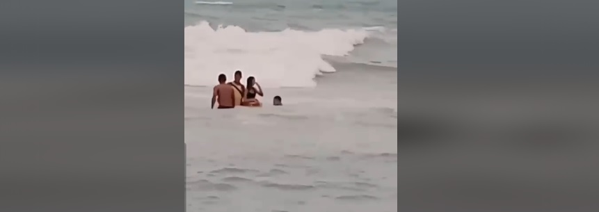 VÍDEO: Bombeiros salvam seis adolescentes de afogamento em praia de Natal