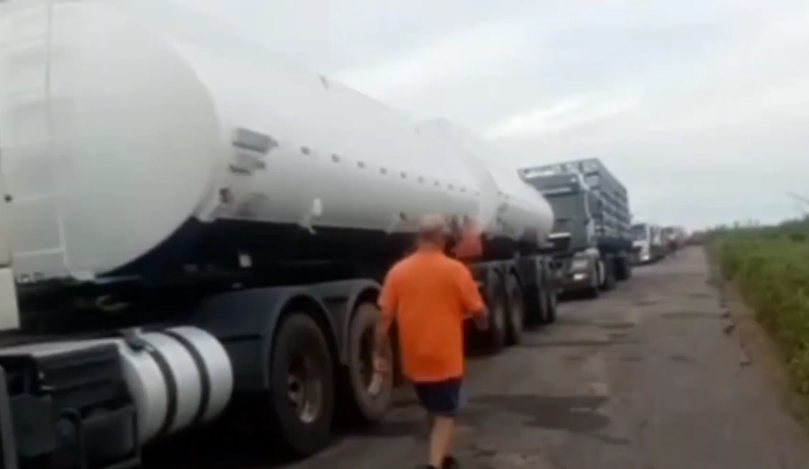 VÍDEO: Carreta quebra e deixa "pior rodovia do Estado" totalmente parada em Guamaré