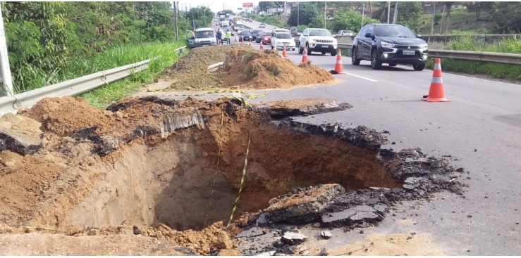 Cratera interdita faixa da BR-101 e deixa trânsito lento na Grande Natal