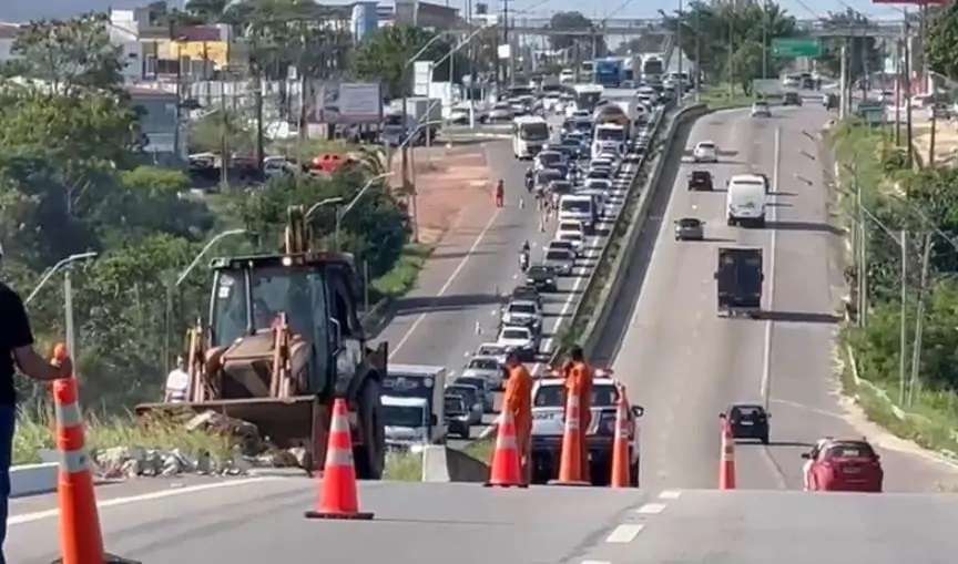 Buraco aberto na BR-101 em Parnamirim após chuvas ainda não tem prazo para ser fechado