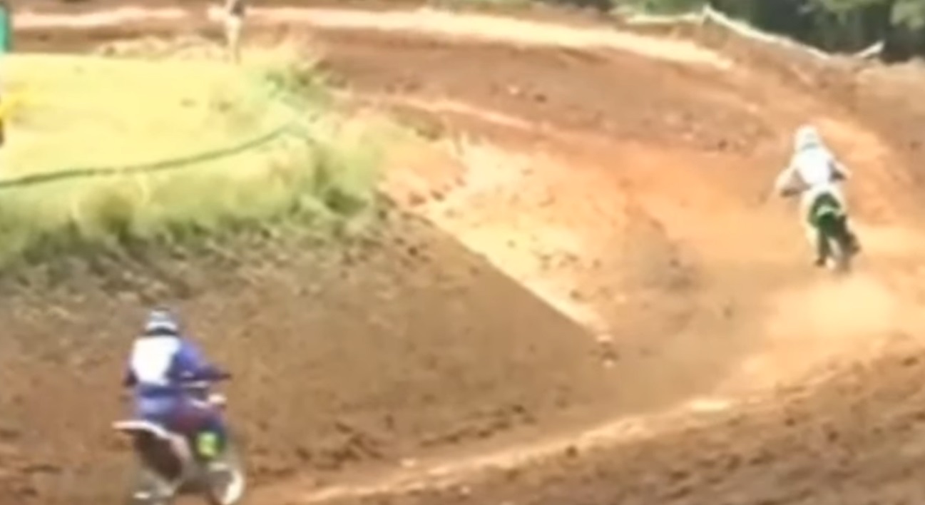 VÍDEO: Velocista de 17 anos morre após ser atropelada pela própria moto em competição