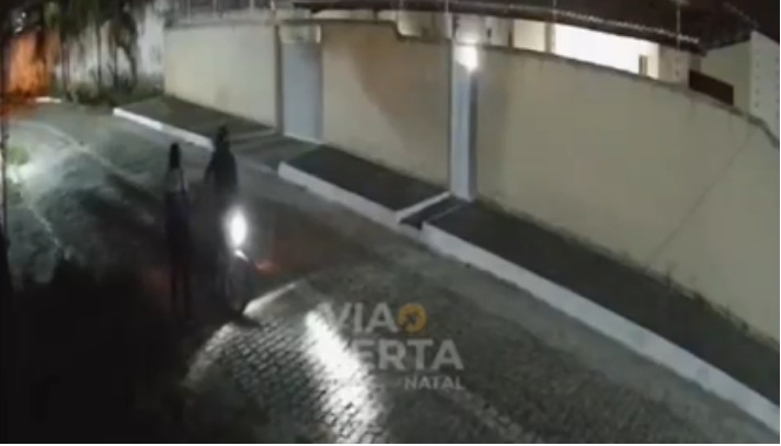 VÍDEO: Ladrão pede apenas aliança durante assalto em Natal