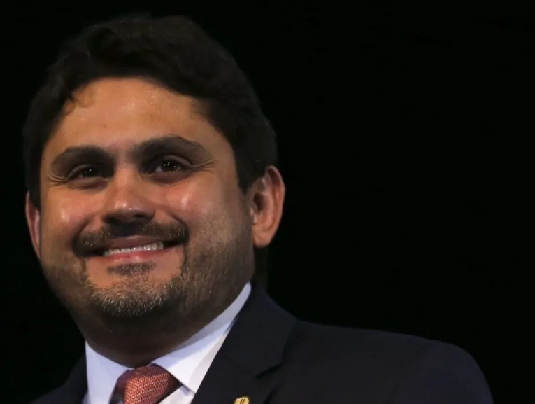 Ministro das Comunicações, Juscelino Filho, segue no governo após reunião com Lula