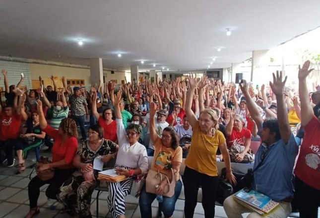 Professores da rede estadual de ensino entram em greve nesta terça