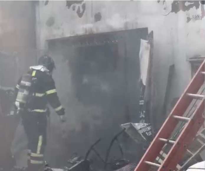 VÍDEO: Incêndio destrói casa com materiais recicláveis em Natal