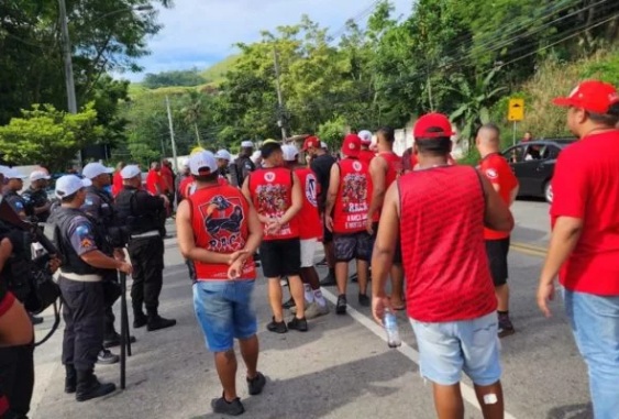 VÍDEO: Torcedores vão ao CT do Flamengo protestar contra má fase do clube