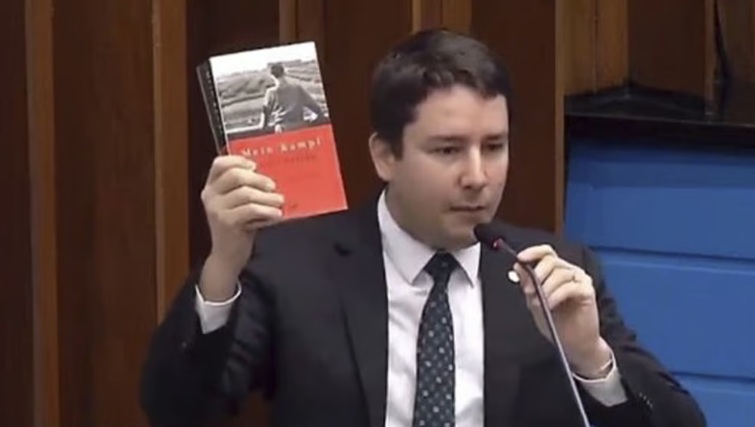 VÍDEO: Deputado exalta livro de Adolf Hitler em plenário