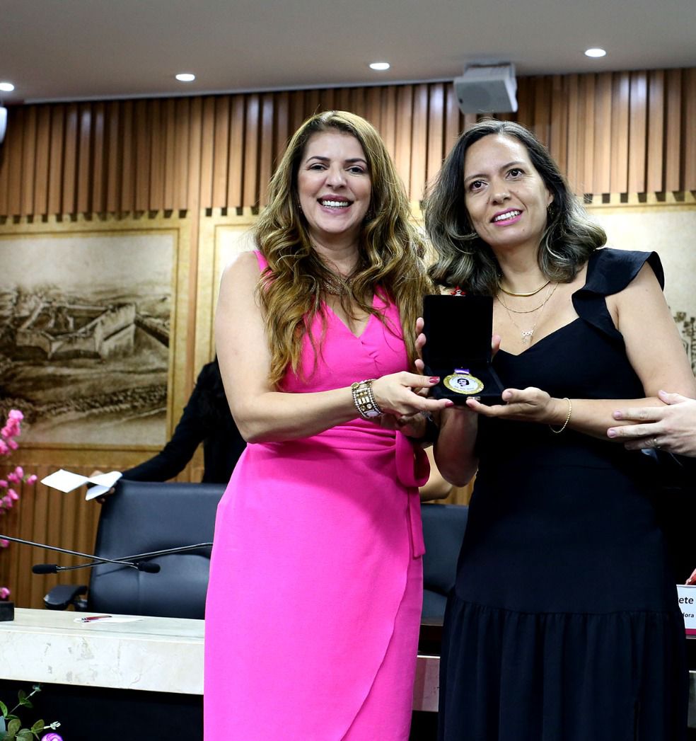 Vereadora Nina faz entrega da comenda alusiva ao Dia da Mulher para a Fundadora do Instituto Onco e Vida de...