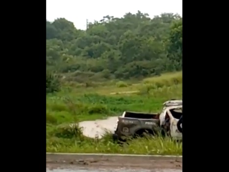 VÍDEO: Carro da PM capota e policiais ficam feridos na BR 406- São Gonçalo
